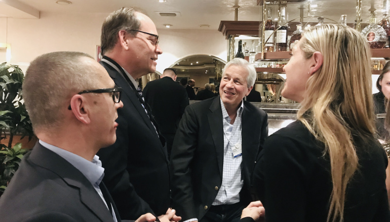 Der MC Lago war auch zu Gast am World Economic Forum 2019. Hier zusammen mit Jamie Dimon an der Bar in Davos.