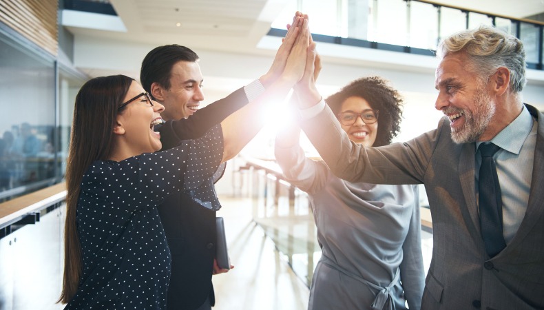 multucultural Arbeitsgruppe feiert ihren Arbeitserfolg.