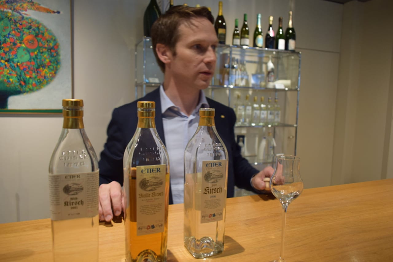 Gabriel Galliker-Etter erklärt wie die Brennerei funktioniert.