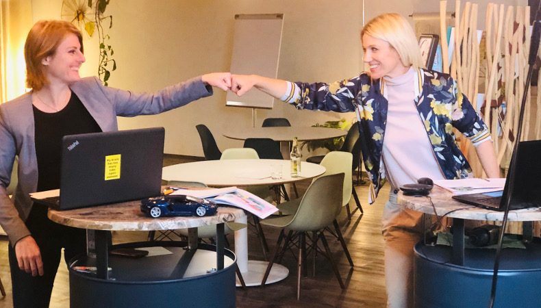 Marketing: Change Management: Krise als Chance für New Work 2022. Frau Brommer und Frau Leopold kurz vor dem Start des MCLago Webinar.