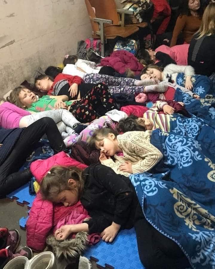 Ukrainische Flüchtlingskinder schlafen im Keller - OrphanHealthcare.