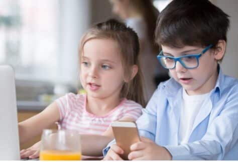 Kinder nutzen Computer und Smartphone im Alltag – KI, Datenschutz und Jugendschutz als Herausforderung fuer Familien und KMU