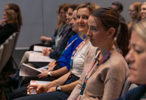 Teilnehmer hören aufmerksam einem Vortrag bei einer Marketing Club Lago Veranstaltung am Bodensee zu