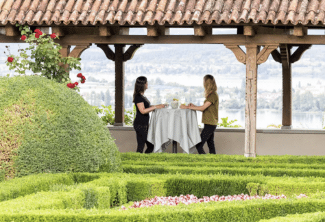 Kunstwerke der UBS Art Collection im Wolfsberg Center mit Blick auf den Bodensee