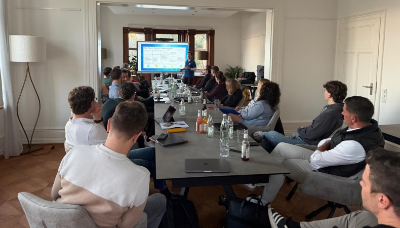 Samuel Häckel erklärt KI Datenstrategie beim MC Lago Workshop in der Villa Prym Konstanz