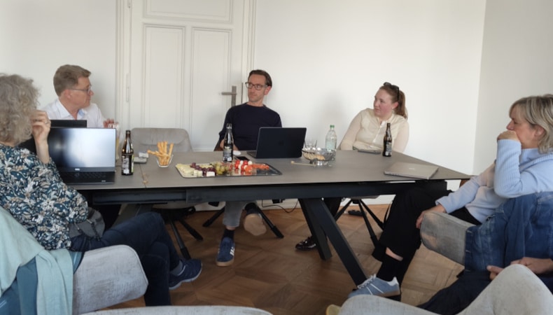 Eine Teilnehmergruppe diskutiert Open-Source-Software im KMU-Workshop des Marketing Club Lago in der Villa Prym Konstanz.