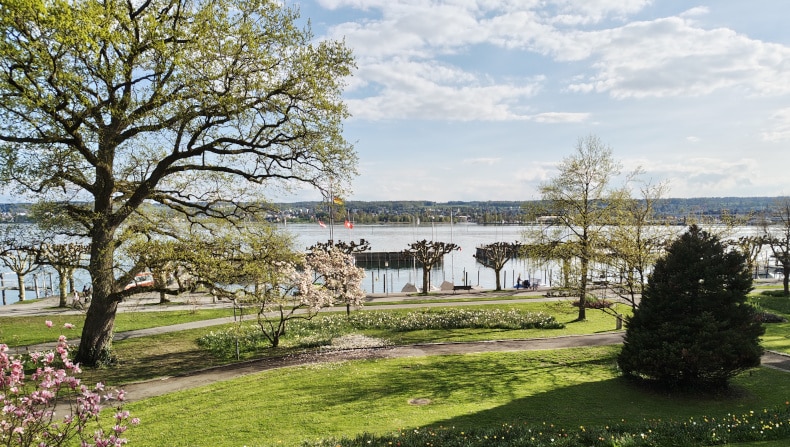 Aussicht von der Villa Prym in Konstanz auf den Segelhafen am Bodensee im Frühling