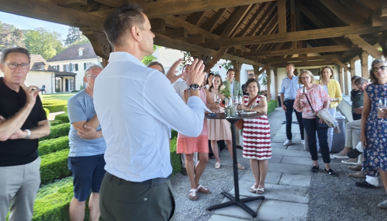 Björn Wäspe, CEO Wolfsberg, begrüsst die Gäste des Marketing Club Lago beim Apéro im UBS Center for Education and Dialogue auf dem Wolfsberg in Ermatingen. Links im Bild steht Nils Walt.