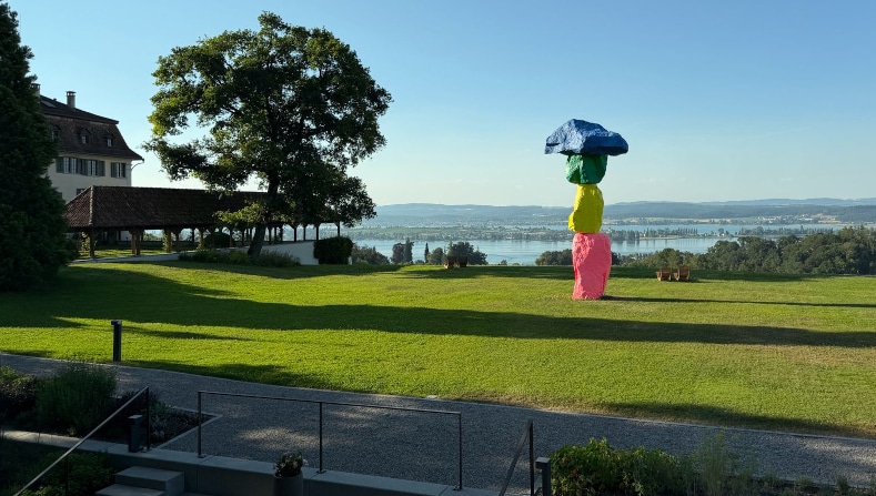 Das Kunstwerk «Ermatingen mountain» des Schweizer Künstlers Ugo Rondinone auf der Rasenfläche des UBS Center for Education and Dialogue auf dem Wolfsberg in Ermatingen. Im Hintergrund sind der Untersee und die umliegende Landschaft zu sehen.