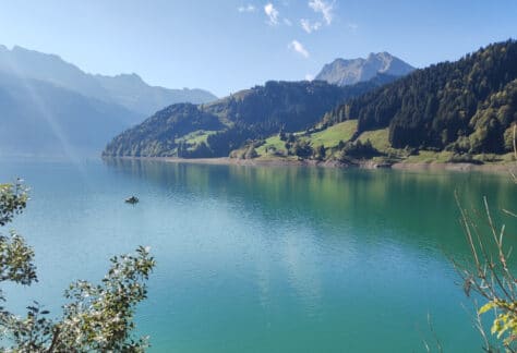 Ruhiger Wägitalersee mit Bergkulisse in der Schweiz. Symbolbild für MC Lago Connect und den Austausch von Kontakten und Ideen.