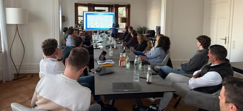 Samuel Häckel erklärt KI Datenstrategie beim MC Lago Workshop in der Villa Prym Konstanz
