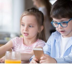 Kinder nutzen Computer und Smartphone im Alltag – KI, Datenschutz und Jugendschutz als Herausforderung fuer Familien und KMU