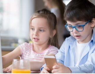 Kinder nutzen Computer und Smartphone im Alltag – KI, Datenschutz und Jugendschutz als Herausforderung fuer Familien und KMU