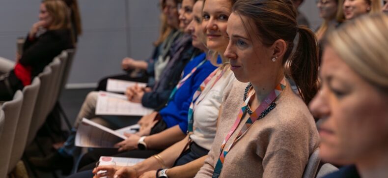 Teilnehmer hören aufmerksam einem Vortrag bei einer Marketing Club Lago Veranstaltung am Bodensee zu