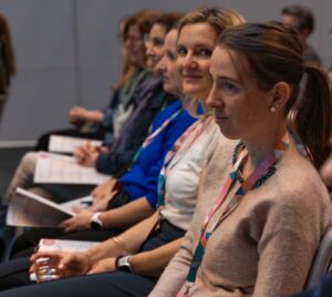 Teilnehmer hören aufmerksam einem Vortrag bei einer Marketing Club Lago Veranstaltung am Bodensee zu