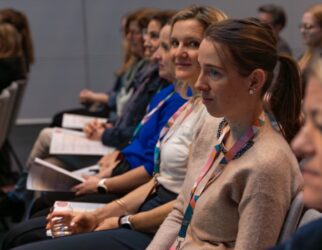 Teilnehmer hören aufmerksam einem Vortrag bei einer Marketing Club Lago Veranstaltung am Bodensee zu