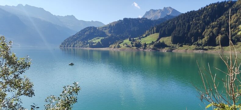 Ruhiger Wägitalersee mit Bergkulisse in der Schweiz. Symbolbild für MC Lago Connect und den Austausch von Kontakten und Ideen.
