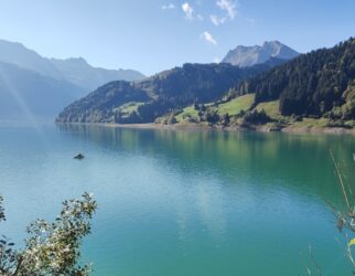 Ruhiger Wägitalersee mit Bergkulisse in der Schweiz. Symbolbild für MC Lago Connect und den Austausch von Kontakten und Ideen.