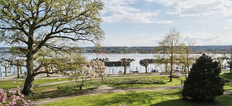 Aussicht von der Villa Prym in Konstanz auf den Segelhafen am Bodensee im Frühling