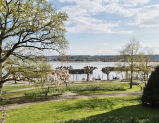 Aussicht von der Villa Prym in Konstanz auf den Segelhafen am Bodensee im Frühling